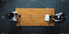 这两名同事正在就业务工作进行咨询，并在疫情造成的社交距离下离开。
