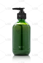 绿色泵瓶化妆品产品设计模型隔离在白色背景