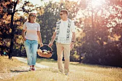 一对幸福的情侣在野餐时相爱