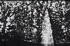 黑色和白色油漆在垃圾金属-宏观