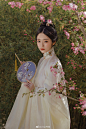 #生而如诗# |十五日·壹贰柒|
“”芳草池塘，绿阴庭院，晚晴寒透窗纱。”
……能留否？酴釄落尽，犹赖有梨花。
出镜&妆面@小温暖想要个大太阳
摄影&造型@扶卮-
衣@六仙书阁 春色系列