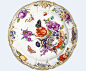 宁芬堡皇家瓷器之坎伯兰系列的洛可可风格的盘子，突显了洛可可时期那般精细华丽的
