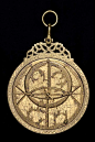 工艺品｜星盘（英语：Astrolabe，希腊语：ἁστρολάβον astrolabon 'star-taker')是古希腊的一项发明。通常被希腊天文学家所使用，公元前一～二世纪，发明了星盘，一种用来测量恒星的高度以及黄道十二宫的仪器。星盘中的11颗行星中在占星术中各自代表着性格，命运等等。