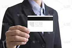 商人手里拿着空白的商业信用卡显示