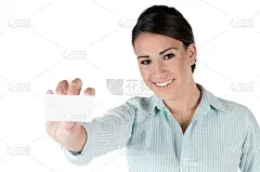 年轻的女商人拿着空白的名片，孤立在白色的