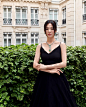 组图：宋慧乔巴黎户外拍美照 长裙造型优雅似黑天鹅 : 韩国女艺人宋慧乔今天在SNS发布多张近照，展示其优雅迷人的魅力而吸引了人们的目光。