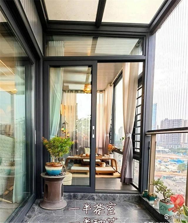 将一侧的阳台封上扩增室内空间，而另一侧保...