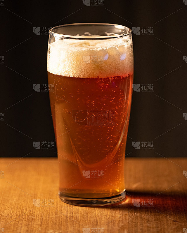 一杯美味的精酿啤酒，配上正宗的啤酒杯。