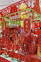上海七宝万科广场
年宵花市之牛「戏」冲天


上海七宝万科广场自创IP活动“年宵花市”今年已举办至第五届，本届的主题为”年宵花市之牛「戏」冲天”。本次年宵花市以空中戏台、盛唐歌舞、非遗市集、古风体验等丰富活动内容，十大唐风主题装置，视觉色彩艳丽，还原盛唐时期的年宵节的热闹繁华。特别策划的“芙蓉戏台”凌空而建于平台二层，活动期间每周末及春节长假都有演出、互动等让顾客在家门口即可享受文化盛宴。

市集包含有花艺、剪纸、绣球灯灯非遗文化，共计45家摊位共同呈现，为打造更为沉浸式的体验，摊主及工作人员均穿着唐代服