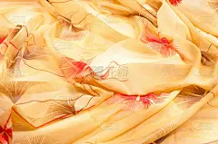 丝绸面料质地、底色、黄色、浅米色、米黄色、杏黄色、白色花朵图案。抽象的画