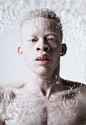 南非摄影师 Justin Dingwall 镜头下的白化病黑人模特（justindingwall.com）