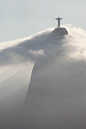 Cristo Redentor,Rio de Janeiro,Brazil。巴西基督像是一座装饰艺术风格的大型耶稣基督雕像，落成于1931年，总高38米，站立在巴西里约热内卢国家森林公园中高710米的科科瓦多山顶，俯瞰着整个里约热内卢市，是该市的标志。他张开双臂欢迎来自世界各地的游客，是巴西人民热情接纳和宽阔胸怀的象征，也是世界最闻名的纪念雕塑之一。这尊雕像体积庞大，有200吨重，左右手的指间距达到了23米。俯瞰着整个里约热内卢市，他张开双臂欢迎接来自世界各地的球迷游客和盛大的世界杯，他是巴西人民热情接纳