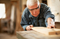 人,工具,建筑设备,保护工作服,建筑业_166669600_Mature carpenter cutting wooden plank_创意图片_Getty Images China