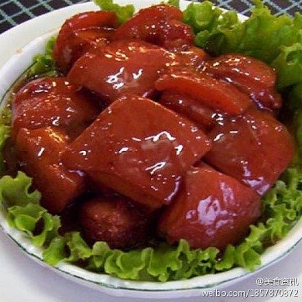 〖简易版东坡肉〗材料：五花肉600克,八...