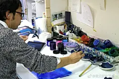 保留最初的感动，吉卜力动画前制作人西村义明谈手绘动画与背景美术的价值——西村义明认为传统的手绘制作方式虽然是非效率，但在创作者精神状态的影响，充满未知可能。而背景美术是一部动画的根基，是沟通观众与故事的桥梁，但现在游戏行业重视背景美术人才，动画行业却留不住人才O网页链接 ​​​​