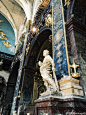 #生活在巴黎# 南法工作的一周偶遇隐于普罗旺斯小镇上的教堂，可追溯到十三世纪，十七世纪重建时形成如今的外观。教堂的内饰有着浓烈的意大利风格，其实在看欧洲教堂时，很多时候每个繁复奢华的细节背后多蕴藏深意，比如这座教堂里的雕饰都是为了颂扬圣母升天，表现她的各种圣德。 2法国