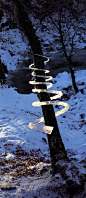 【英国艺术家Andy Goldsworthy艺术作品 欣赏】
安迪.高兹沃斯 (Andy Goldsworthy)，1957年出生于英国。他在自然中寻找天然的艺术原料，运用花、冰、叶、松果、雪、石头、树枝、刺等元素进行创作，制作出自然的“雕塑”。