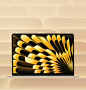 呈打开状态的 15 英寸 MacBook Air，正面，带圆角的屏幕，星光色，放在与屏幕顶部圆角形状相似的金色鳞片图案上。