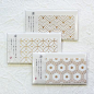 真っ白の和紙に縁起の良い柄（吉祥文様）が箔押しされたメッセージカード。職人の手作業で丁寧に押された箔は、華やかな輝きの中に凛とした表情の落着きを感じます。不老長寿や円満、平和で穏やかな暮らしが続くようにと願いが込められた亀甲・七宝繋ぎ・青海波の紋様です。