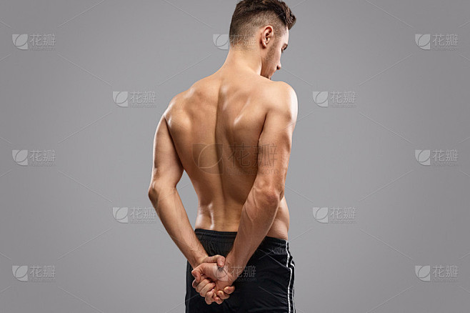 背部肌肉发达的男运动员