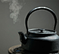 铸铁壶│生生, life & Living, JIA Inc. 品家家品 : 「三分茶、七分水」茶汤以水质为关键，陆羽茶经提及「其水，用山水上，江水中，井水下。」选用山泉水烹茶，最能展现纯韵回甘的茶汤风味。

而今，沉稳厚实的铸铁壶，富载古老智能和设计巧思，以之煲水，能重现山泉水般圆润甘甜且富含铁离子的软水，铸铁绝佳的导热和保温功能，能长时间维持水温，冲泡各式饮品皆能提升口感风味。贴心配件隔热底座、盖置和壶叉，使煮水烹茶过程更加方便、安全、优雅。
