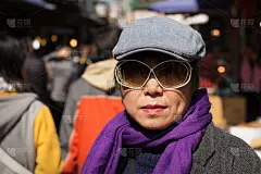 清凉时尚的成熟的中华民族女性穿着h