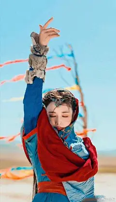 #超适合做壁纸的剧照#
电视剧《东宫》啊！！
随便一张都可以做壁纸，绝美！！
一只狐狸啊，它坐在沙丘上
坐在沙丘上瞧着月亮…… ​​​​