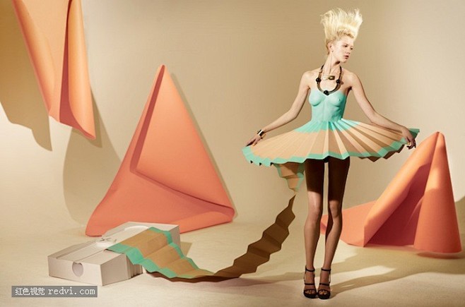 美丽的“纸”裙：彩色纸张的时尚装束