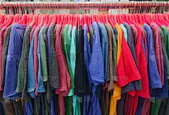 五颜六色的衣服挂在那里出售，在每个重大节日打折，比如新年、圣诞节、排灯节、穆斯林开斋节