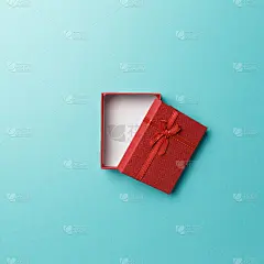 红色空礼盒，红色丝带，蓝色背景。前视图。平的。副本的空间。彩色的背景。最小圣诞新年创意概念。时尚淡颜