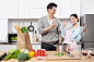黑发,美女,男性美,伴侣,食品_1688334e7_在厨房做饭的情侣_创意图片_Getty Images China