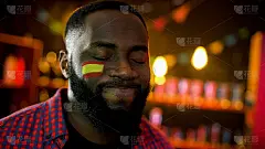 非裔美国男人跟女孩调情，泡酒吧，上搭讪课