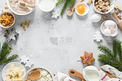 圣诞烘培或圣诞烹饪背景。厨房桌上的糕点配料，食谱。新年、圣诞节或圣诞节的节日装饰。贺卡与杉树和复制空