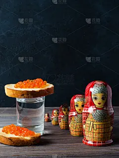 三明治配红鱼子酱鲑鱼。一杯伏特加，俄罗斯套娃。俄罗斯传统的概念。副本的空间。垂直图