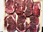 用橄榄油、胡椒和盐腌制的生肠肉。