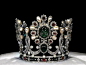 【伊朗 皇后加冕冠】法拉赫是伊朗史上首位加冕皇后，皇冠由王后亲自设计，梵克雅宝制造。镶有38颗绿宝石 105珍珠 34红宝石 2尖晶石 1469颗钻石。中心翡翠有91.3克拉，王冠总重1481克。1983年伊朗组建新政府将其拍卖筹措资金。@北坤人素材