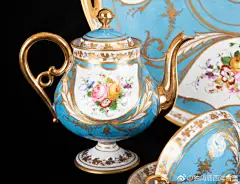 #独角鹿Antique#法国名瓷下午茶套件

天蓝瓷釉甜美高雅，缀以缕缕描金，
氤氲茗茶香，缠绕手绘花叶间，
精致古董瓷器，尽现法式宫廷雅趣，

实用，也宜珍藏，有意请询w_x：dujiaolu8 ​​​​