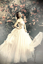 美丽的嫁衣~~很有感觉的场景和婚纱 ，好喜欢 ，大大的摆尾。婚纱真神奇 、 #优雅# #礼服# #时尚#