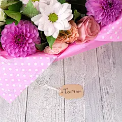 送花给妈妈的节日惊喜。一张小卡片上写着“致妈妈”。
