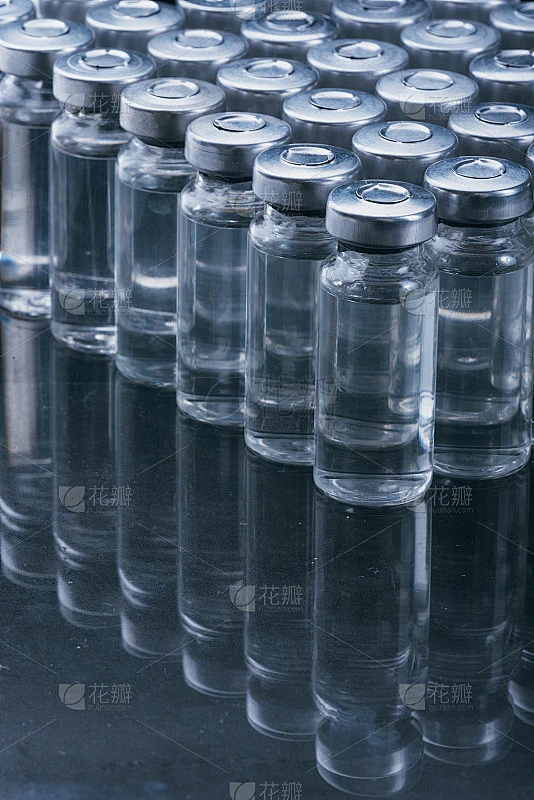 注射用医用玻璃安瓿瓶。药物是干白药物青霉素粉状或液体用水溶液在壶腹中。关闭了。素材-花瓣网