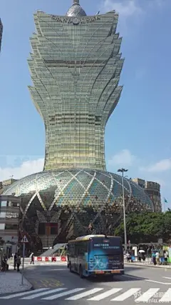 新葡京门口，一圈这样的建筑，关公大刀的形状，一边三把，共六把。