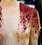 艳如血。#服饰服装制作细节# The Blondes - Detail of couture beading made to resemble dripping blood -- genius!