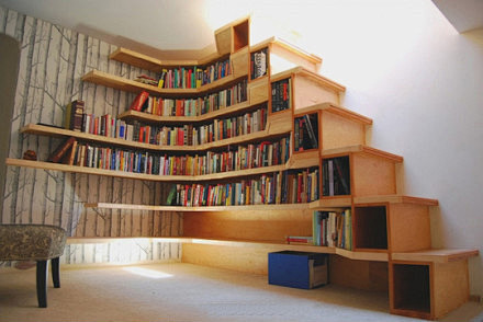 书架。全新的楼梯，全新的屋中趣味