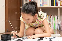 女孩到家里练字