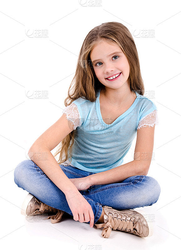 肖像可爱的微笑快乐的小女孩，孩子孤立