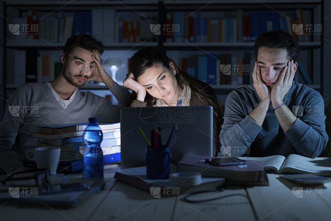 昏昏欲睡的青少年晚上学习到很晚