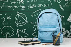 回到学校背景。文具在书包里。横幅设计教育用黑板上的数学公式。