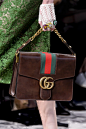 【最新图片】2016春夏米兰时装周古驰 (Gucci) 秀场细节：流浪汉式高跟鞋、精致刺绣手提包……展现一个戏剧式的Gucci女郎_海报时尚网图片库