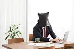 打电脑的男人