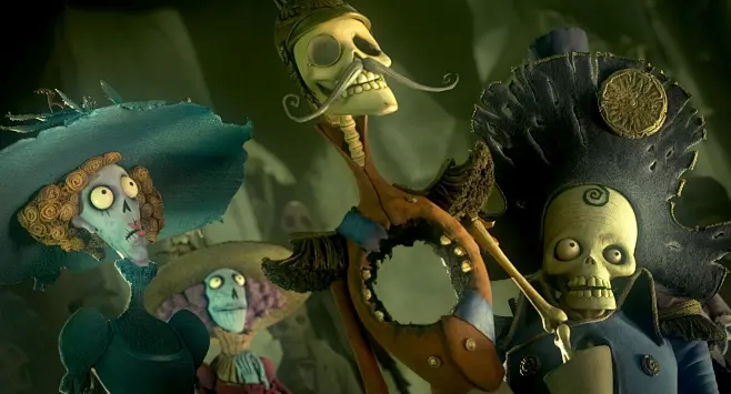 p443379555.jpg (2100×1133)《僵尸新娘》-美国、英国-导演：蒂姆·伯顿，麦克·约翰森-2005年上映-简介：影片开始是男主角维克特在画蝴蝶，然后将其放生，似乎为结局打下隐喻。19世纪末，家里是暴发户渔业大亨的维克特，将要与没落贵族的女儿Victoria【维多利亚】结婚，他们俩都不愿意结婚，可又不好违抗父母。好在彩排的那天，两人一见钟情，可是维克特由于紧张，在婚礼彩排上错误百出，逃了出来。